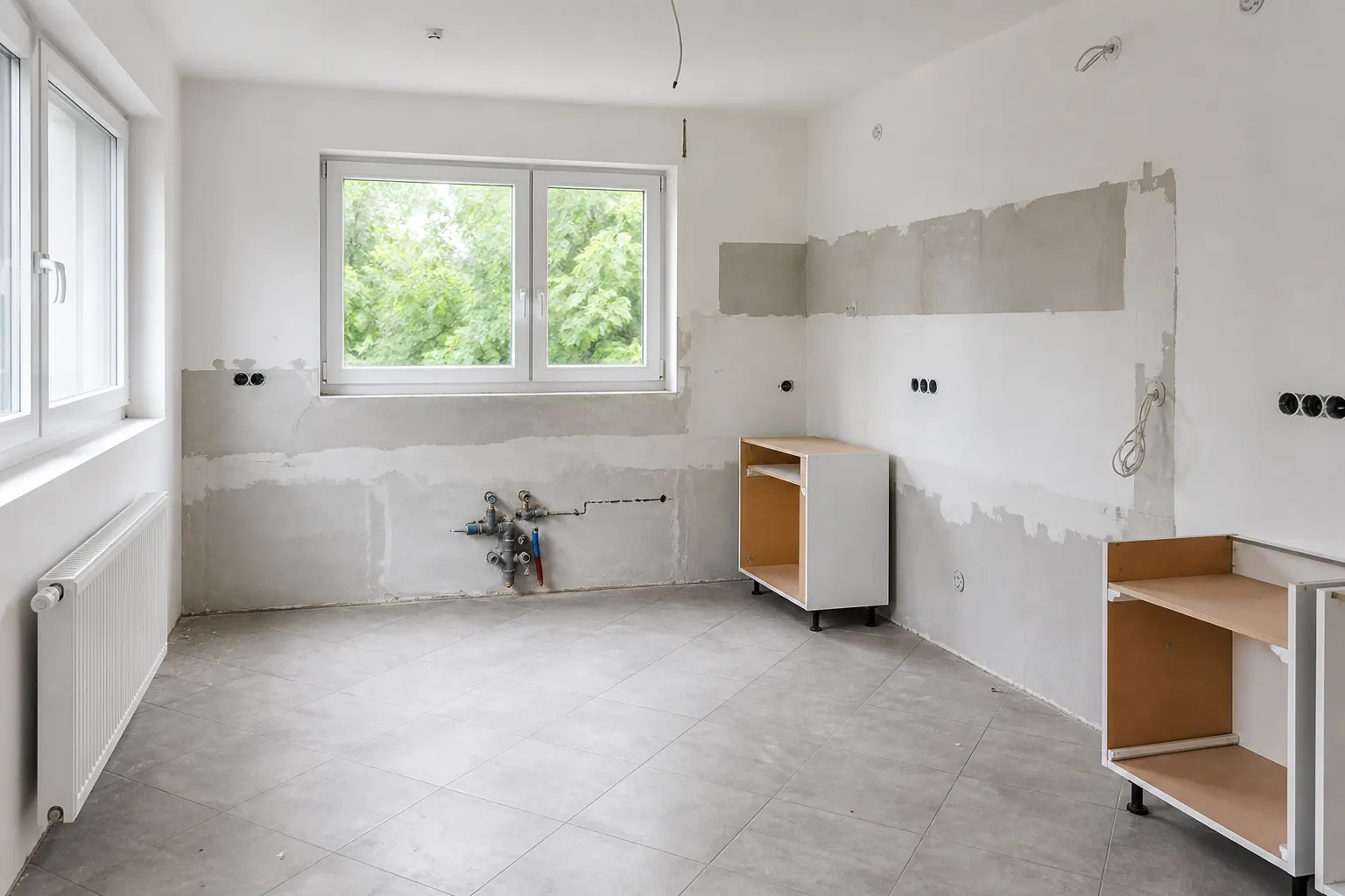 Küchenmontage in Fürth — angelieferte Küchenkartons und leerer Raum vor dem Aufbau