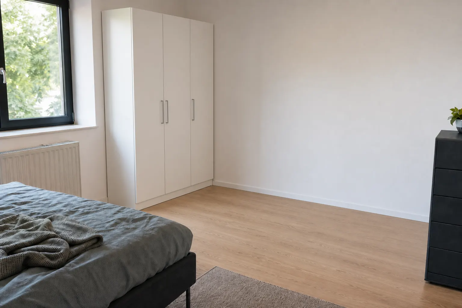 Fertig aufgebauter Kleiderschrank in Nürnberg-Gostenhof, gerade ausgerichtet und wandbefestigt